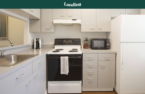 Clarkston Apartment | Modern Apartment in Prime Location (ID8042X74)