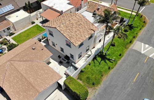 Northwest San Pedro Villa | Cheerful 6-Bedroom Villa with Hot-tub