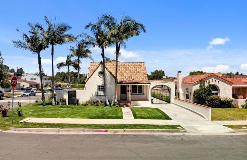 Northwest San Pedro Villa | Cheerful 6-Bedroom Villa with Hot-tub