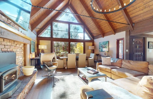 Round Hill Village House | 245 m² House ∙ 3 bedrooms ∙ 8 guests