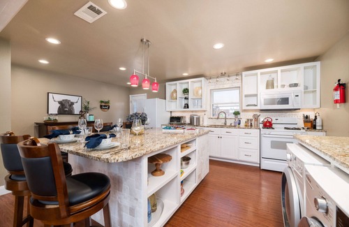 Central Arlington House | USFL! Hot Tub, Pool Table, Fire Pits, King beds, BBQ Fun! 🐾🏡