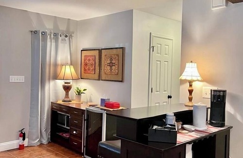 Wayne House | Ushmila's Nest- private entrance, bedroom & bathroom