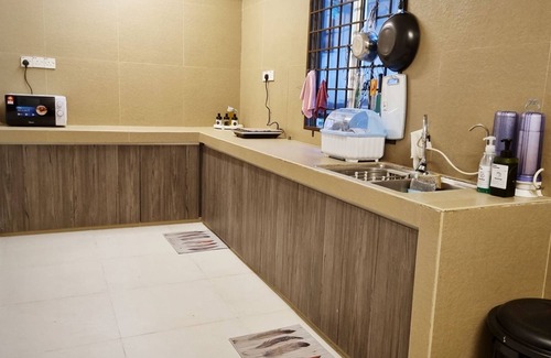 Subang Jaya House | USJ Paradise Home Staycation Away from Home - 5mins walk to LRT Station