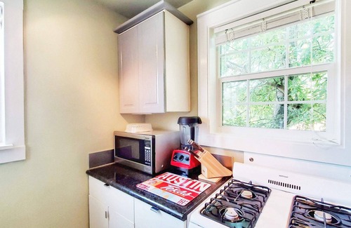 Hancock Cottage | UT Downtown Eco Private Carriage Pecan Tree House Free Wifi Wired Internet