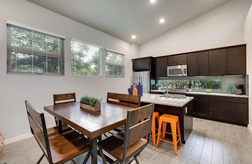 Govalle House | UT Football Fave - Mins to Downtown, Rainey Street