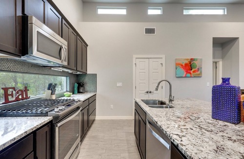 Govalle House | UT Football Fave - Mins to Downtown, Rainey Street