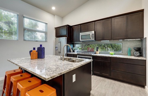 Govalle House | UT Football Fave - Mins to Downtown, Rainey Street
