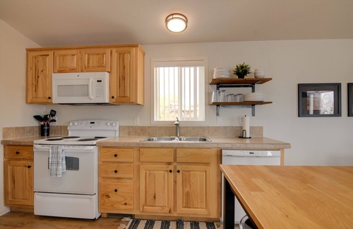 Escalante House | Utah Retreat - Hot Tub, Deck & Near National Parks