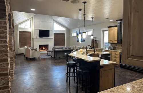 Payson House | Utah Wedding, Reunion, Large Family, Pool/Hot Tub, Skiing, BYU/UVU, Sports Lodge