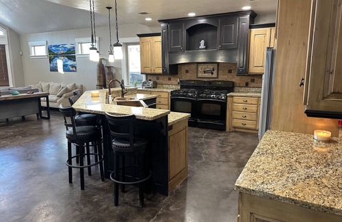Payson House | Utah Wedding, Reunion, Large Family, Pool/Hot Tub, Skiing, BYU/UVU, Sports Lodge