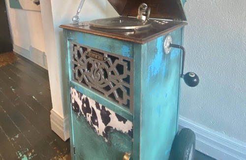 Guthrie Bed & Breakfast | Utopia Joe Loft - Great Downtown Views with Hardwood Floors & Original Art