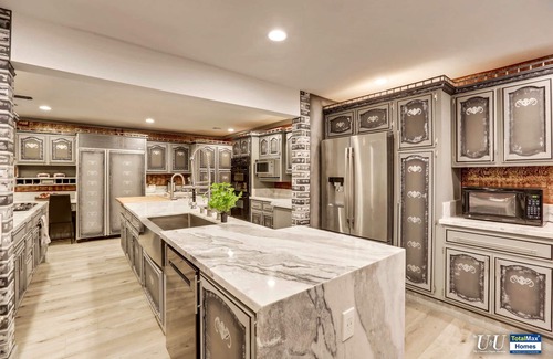 Las Vegas House | UU Newly Well-Lit 8BD/8BA Villa Near Vegas Strip-3.5mi