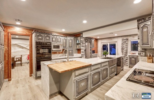 Las Vegas House | UU Newly Well-Lit 8BD/8BA Villa Near Vegas Strip-3.5mi