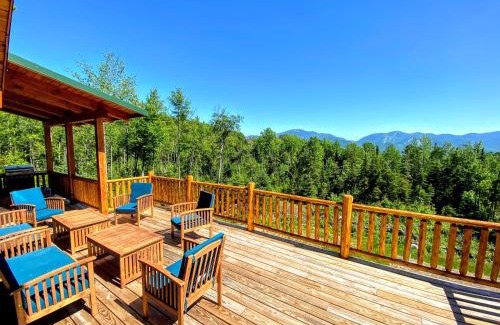 Bethlehem Villa | UV Log home with direct Cannon Mountain views Minutes to attractions Fireplace Pool Table AC