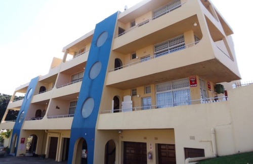 Manaba Beach Apartment | Uvongo Lucian blue flag beach apartment