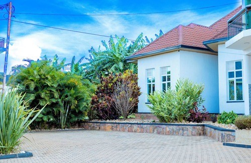 Kigali Villa | Uzeema Retreat: Great for Big Families! Save More in Kigal