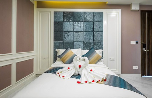 Chamkar Mon Hotel | V Boutique Hotel-Deluxe Queen Room 1