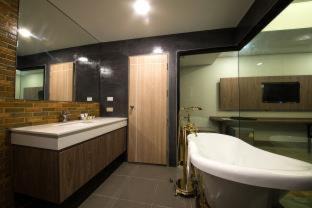 Chom Phon Hotel | V20 Boutique Jacuzzi Hotel