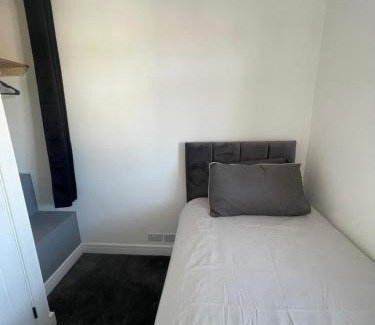 Tea Green House | VA Home Stay - Close to Luton Airport, M1 & A505