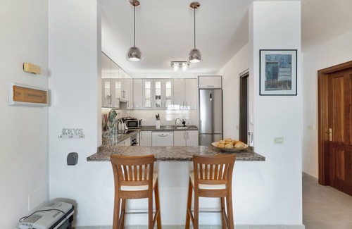 Los Gigantes Apartment | Vacation Apartment 'Casa Puesta Del Sol' with Sea View, Shared Pool and Wi-Fi