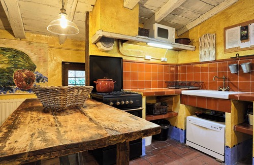Sant Joan de Les Abadesses House | Vacation Home "Els Mossos, El Reixac Casa Rural" with Mountain View, Shared Pool & Wi-Fi