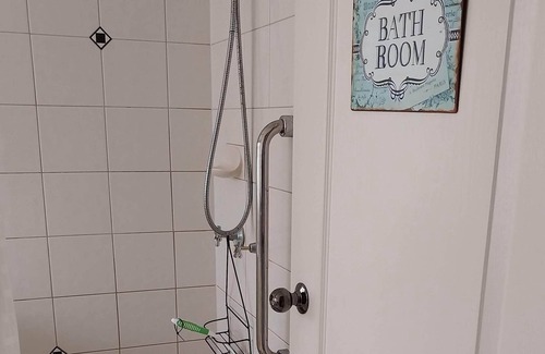 Harristown Apartment | VACANT NOW. Budget Studio room with all you need. Near shops and Uni.