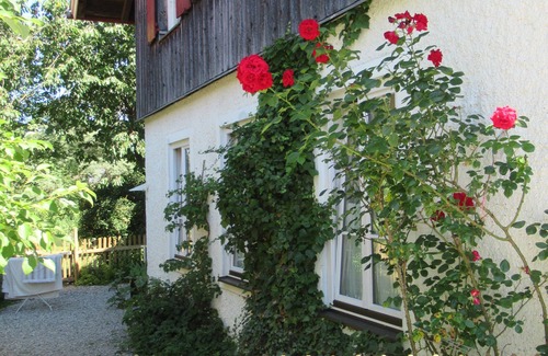 Seehausen am Staffelsee Apartment | Vacation apartment "Atelier" in a country house in Seehausen am Staffelsee.