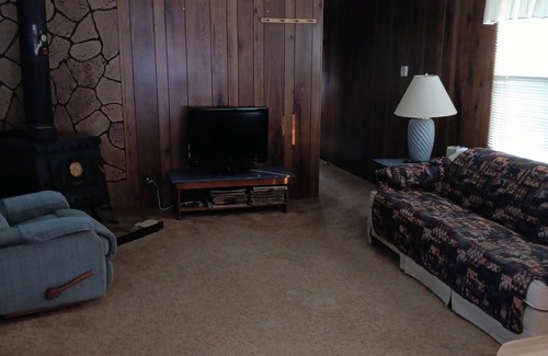 Fort Smith House | Vacation Abode! Same Host as Fly Fisher Abode. Family friendly. 2 bd/1lrg bath.