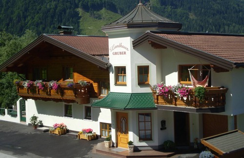 Alpendorf Apartment | Vacation Apartment Landhaus Gruber with Mountain View
