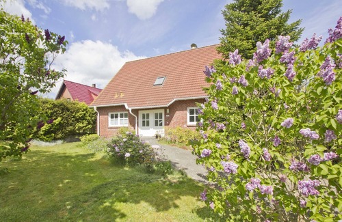 Neuendorf Apartment | Vacation apartment close to the beach with a beautiful garden - Ferienhaus Gisela