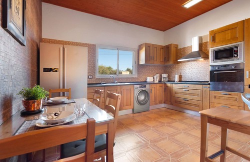 Puerto del Rosario Apartment | Vacation Apartment 'Rural Zona Céntrica Isla' with Mountain View, Private Terrace and Wi-Fi