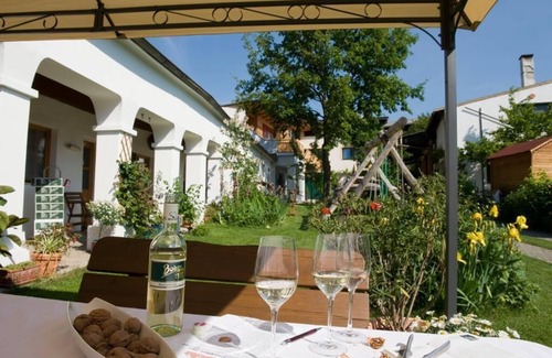 Herrnbaumgarten Apartment | Vacation apartment in a quiet arcaded courtyard with 2 bedrooms