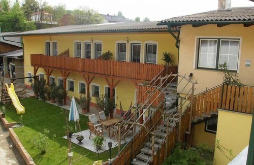 Herrnbaumgarten Apartment | Vacation apartment in a quiet courtyard location with terrace and free WiFi