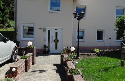 Heckendalheim Apartment | Vacation apartment Christine - Apartment with outdoor seating