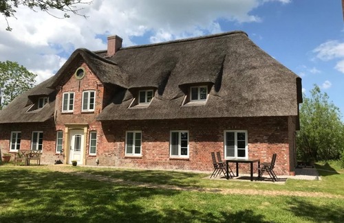 Katingsiel Cottage | Vacation apartment Arno - thatched roof house Rüxbüll