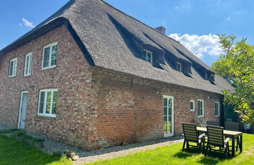 Katingsiel Cottage | Vacation apartment Arno - thatched roof house Rüxbüll