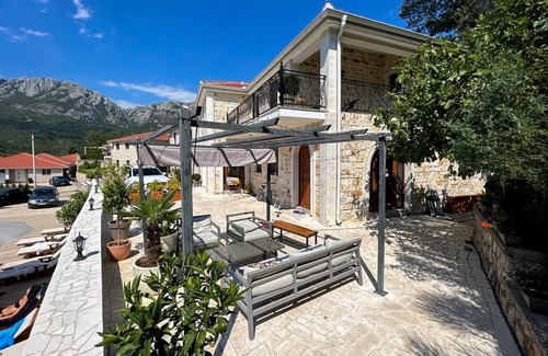 Bar Apartment | Vacation apartment/apartment for 4 guests with 108m² in Zupci (264266)