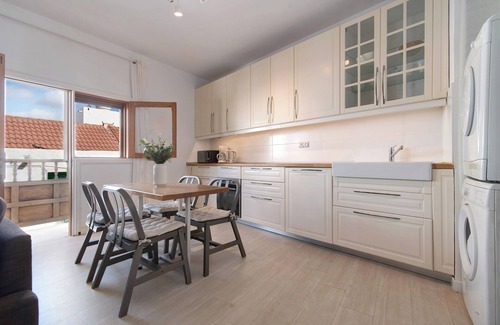 Telde Apartment | Vacation Apartment 'Balcon de Porteria' with Mountain View, Balcony and Wi-Fi