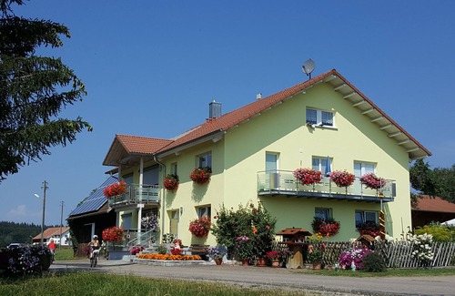 Hubertshofen Condo | Vacation apartment with lake view