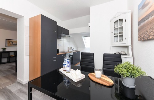 Holtriem Apartment | Vacation apartment Abendrot - House Auszeit Crusoh in Schweindorf