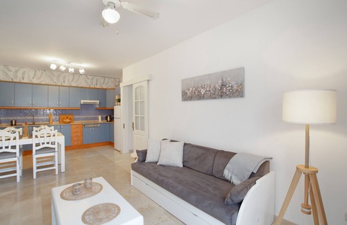 Lomo Quiebre Apartment | Vacation Apartment 'Mangueros Suite 18 Puerto de Mogán' with Mountain View and Shared Pool
