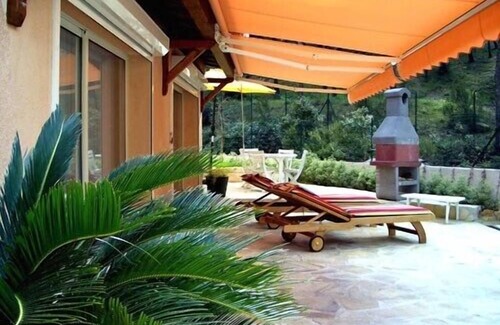 Bandol Villa | Vacation apartment in Provencal villa between stone pine trees, 350m from beach