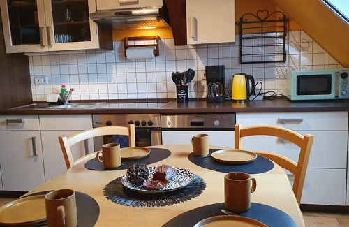 Gablenz Apartment | Vacation apartment in the manor house - directly opposite the castle with terrace and WLAN