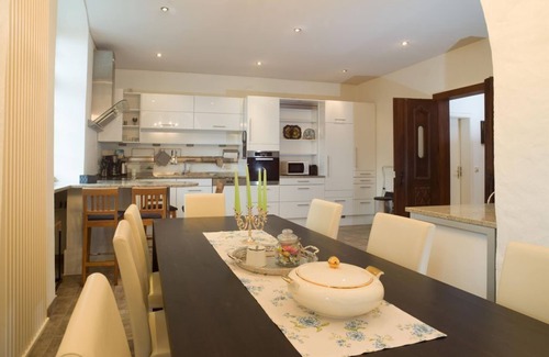 Hilbringen Apartment | Vacation apartment in the castle "Hesse von Hilbringen" - Schloss Hilbringen