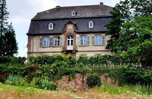 Hilbringen Apartment | Vacation apartment in the castle "Leonhard von Konstorf" - Hilbringen Castle