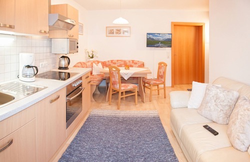 Zillertal Apartment | Vacation apartment on the edge of the forest only 100m from the ski slope.