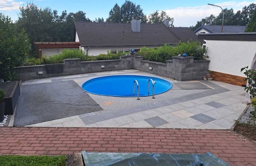 Ahorn Apartment | Vacation apartment right by the forest in Upper Franconia with pool. Centrally located.