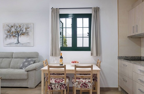 Los Pocillos Apartment | Vacation Apartment "Rubí" close to the Sea with Shared Pool & Wi-Fi
