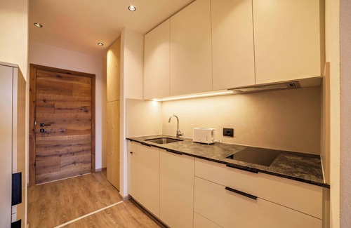 Lagundo Apartment | Vacation Apartment "Sofia Gross" with Spectacular Panoramic Mountain View & Shared Garden