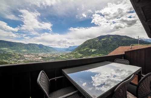 Lagundo Apartment | Vacation Apartment "Sofia Gross" with Spectacular Panoramic Mountain View & Shared Garden